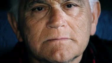 üzgün üzgün ihtiyar başını yükseltmek ve kamera-kapalı görünüyor