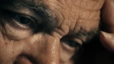 karanlık dalgın yalnız ihtiyar: üzüntü, depresyon, yalnızlık