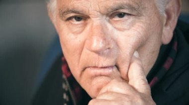 Düşünceli ciddi yaşlı adam kamera arıyorum. Dalgın yaşlı adam portresi