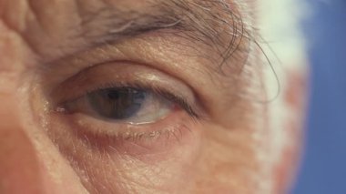 Yaşlı adamın açık göz görünümlü, yakın