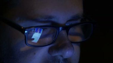 Gözlük gözlük yansıtılır smartphone kullanan adam üzerinde kapat