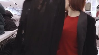 Ne satın almak tercih bir giyim mağazası iki kız arkadaşım 