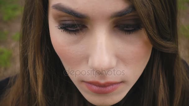 Bonito mulher jovem de olhos azuis levanta os olhos para o céu câmera lenta — Vídeo de Stock