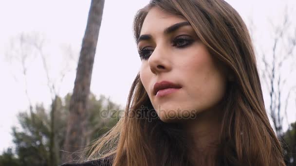 Smutny zamyślony piękna młoda kobieta, blisko up - zwolnione tempo — Wideo stockowe