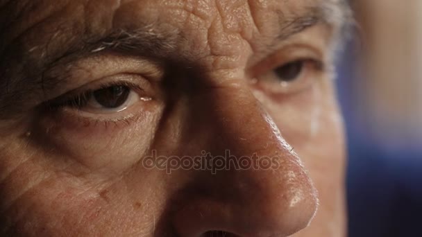 Close Up Portrait On sad Old Man 's Eyes: Portrait of pensive Elderly — стоковое видео