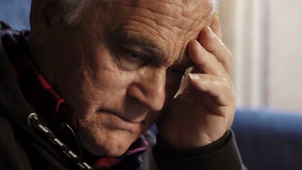 Töprengő depressziós öregember. Átgondolt öreg ember portréja — Stock videók
