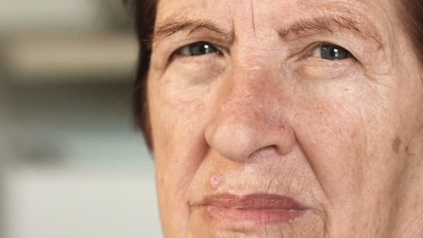 Traurige, ernste alte Frau starrt in die Kamera, Nahaufnahme — Stockvideo