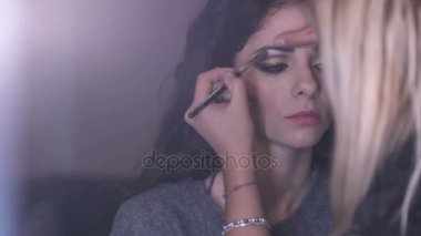 güzel kadının gözleri oturan rimel uygulamak makyaj sanatçısı