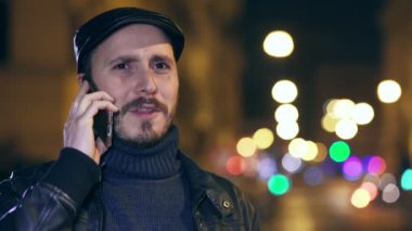 gece şehri Evet gülümseyen yakışıklı adam
