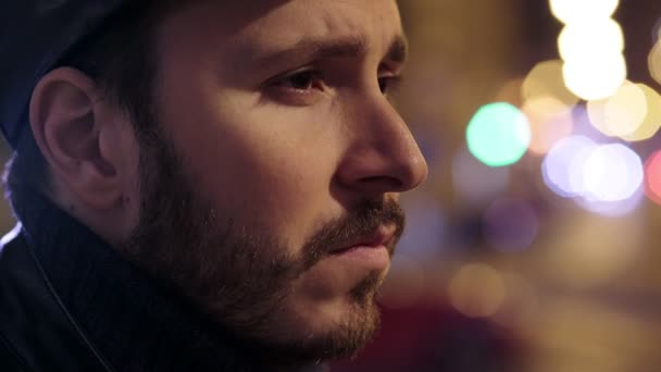 Promyšlené smutný muž profil, město noci pozadí — Stock video