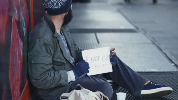 Gelangweilte, hungrige Obdachlose, die auf der Straße auf Almosen warten — Stockvideo