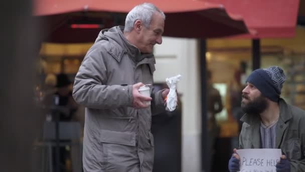 Πεινασμένος άστεγοι μοναχικό λαμβάνει πρωινό από ένας γέρος — Αρχείο Βίντεο