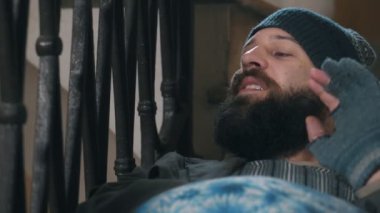 Gülümseyen evsiz biri merdivenlerde selamlıyorum