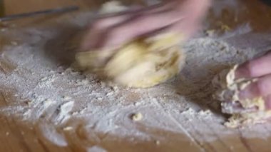  taze hamur: eller kadının yoğurma hamur kneads