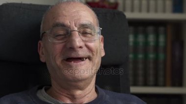 Kameraya bakarak gülen diş kapatın olmadan portre kadar yaşlı adam 