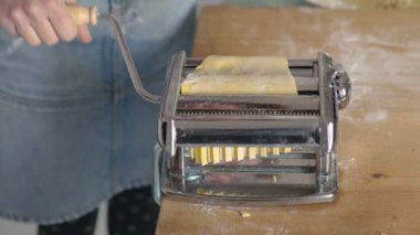 taze fettucine: hamur makineye bu kesmek için geçen