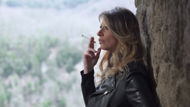 Pensativo misterioso sexy mujer fumar un cigarrillo, al aire libre — Vídeos de Stock