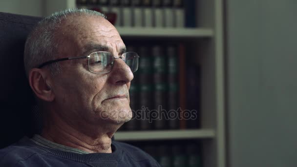 Triest doordachte oude man overdenkt zijn leven, close-up — Stockvideo