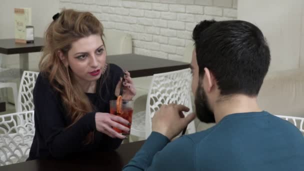 Flirt-Liebhaber plaudern fröhlich bei einem Cocktail in einer Bar — Stockvideo