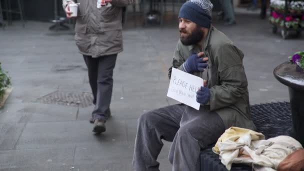 Velho doce oferece café da manhã a um mendigo solitário na rua — Vídeo de Stock