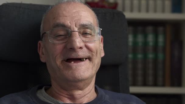 Old man without teeth laughing looking at the camera, Close up portrait — Stock Video