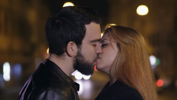 Tenero, dolce bacio tra coppia in strada di notte, da vicino — Video Stock