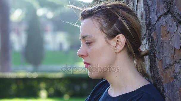 Perfil de sad depressed woman 's llorando- outdoor — Vídeos de Stock