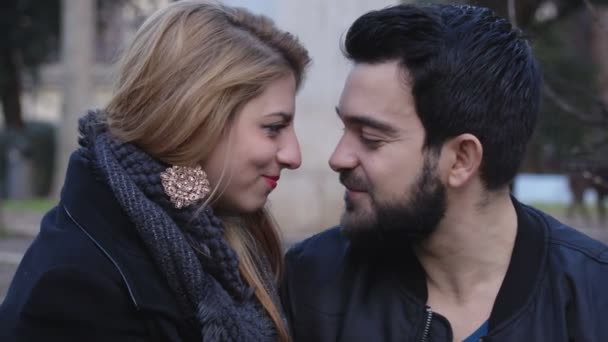 Portrait de jeune couple embrassant doucement dans le parc — Video