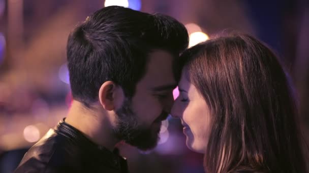 Młoda para pieszczoty i pocałunki czule w mieście w nocy — Wideo stockowe
