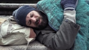 Bilinmeyen el uyan süre onu sadaka, çıkarken evsiz Yataklı vagon yakın çekim