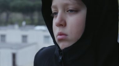 üzgün düşünceli hoodie çocuk açık, yakın - sabit cam