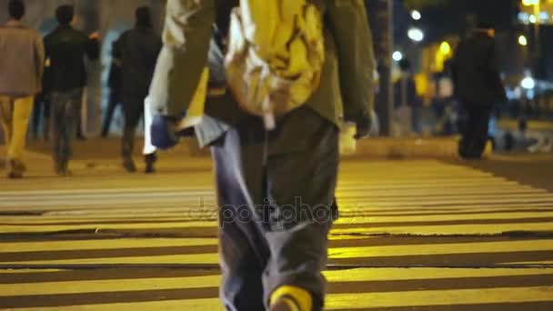 Solitário Beggar atravessar a estrada à noite sob o coliseu em Roma — Vídeo de Stock