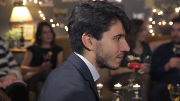 Pessoas em uma festa, empresário encantador conversando com uma morena sensual — Vídeo de Stock