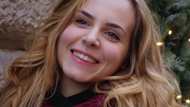 Schöne junge blonde Frau lacht in die Kamera, Nahaufnahme — Stockvideo