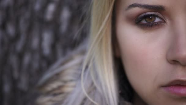 Halve gezicht van leuke jonge blonde vrouw, close-up — Stockvideo