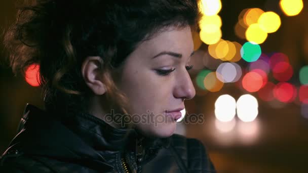 Mujer solitaria pensativa esperando a alguien en la noche de la ciudad — Vídeo de stock