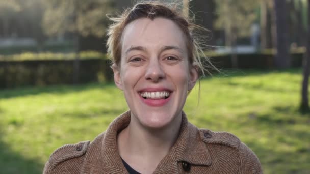Close up glücklich lächelnde Frau im Freien — Stockvideo