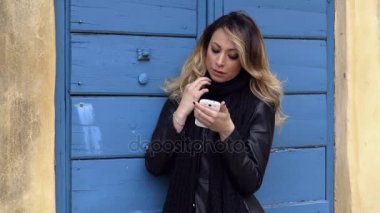 ciddi sarışın kadın odaklı smartphone ile sohbet portre 