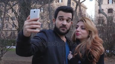 komik sevgili alarak A Selfie parkta, portre
