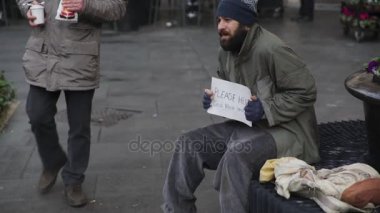 Sokakta, adam onu yiyecek ve kahve ile yardım evsiz sit portresi