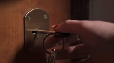 anahtar kilit içinde dönen kadın el yakın çekim