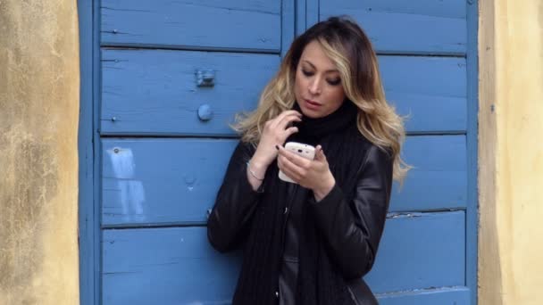 Mujer rubia seria se centró en charlar con el teléfono inteligente, retrato — Vídeos de Stock