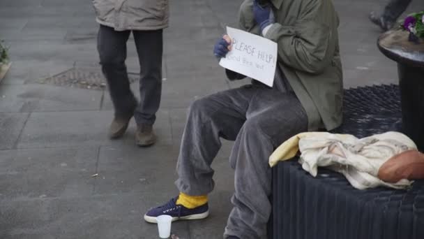 Сострадание, милосердие, доброта: джентльмен предлагает завтрак бездомному — стоковое видео