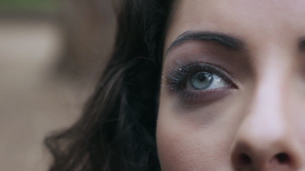 Makro-grön intensiv kvinnans ögon tittar just nu — Stockvideo