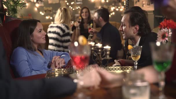 Brunette en knappe man praten en flirten tijdens chique party — Stockvideo