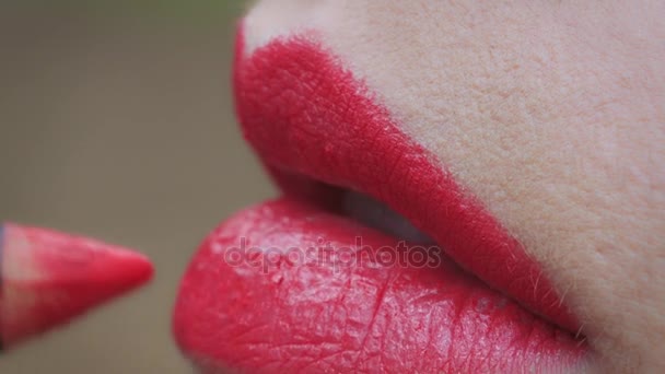 Aplicar lápiz rojo en los labios de la joven, de cerca — Vídeos de Stock