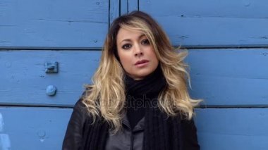 seyir ve kameraya flört seksi sarışın kadın portresi 
