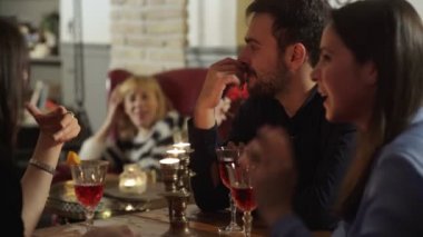 Bir parti içki ve konuşma hep birlikte genç arkadaşlar