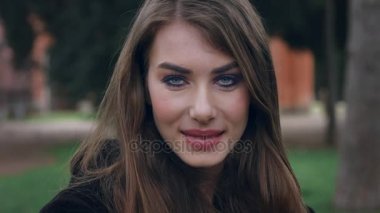 güzel güzel genç kadın sensually fotoğraf makinesi ile flört