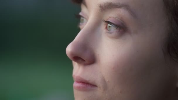 Tankeväckande sorgliga kvinnans ansikte. Sorgliga kvinna porträtt utomhus — Stockvideo